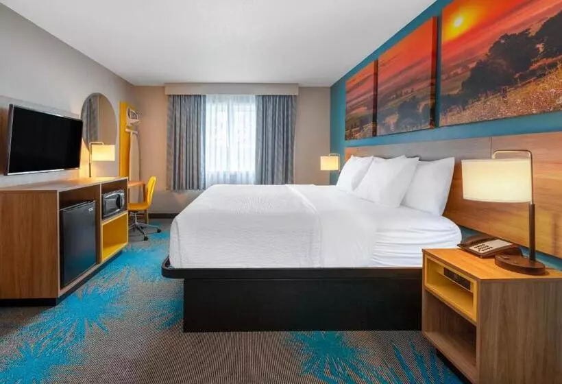 キングサイズベッドのスタンダードルーム, Days Inn By Wyndham Sandusky Cedar Point