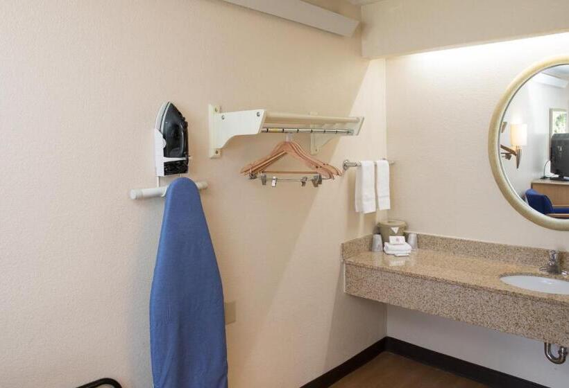 キングサイズベッドのスーペリアルーム, Red Roof Inn Cincinnati Northeast  Blue Ash