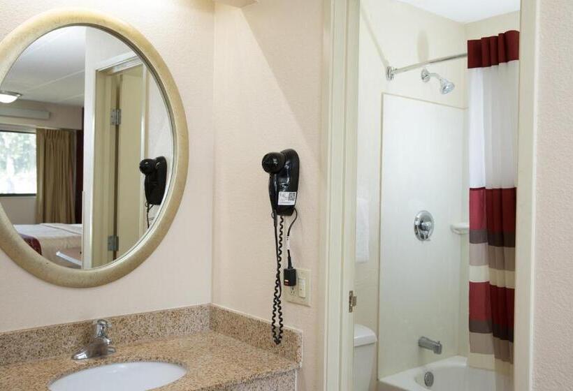 Номер Superior Кровать Кинг, Red Roof Inn Cincinnati Northeast  Blue Ash