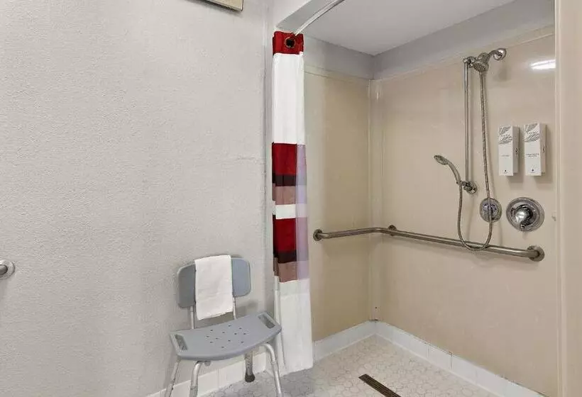 身障者適用スーペリアールーム, Red Roof Inn Cleveland  Westlake