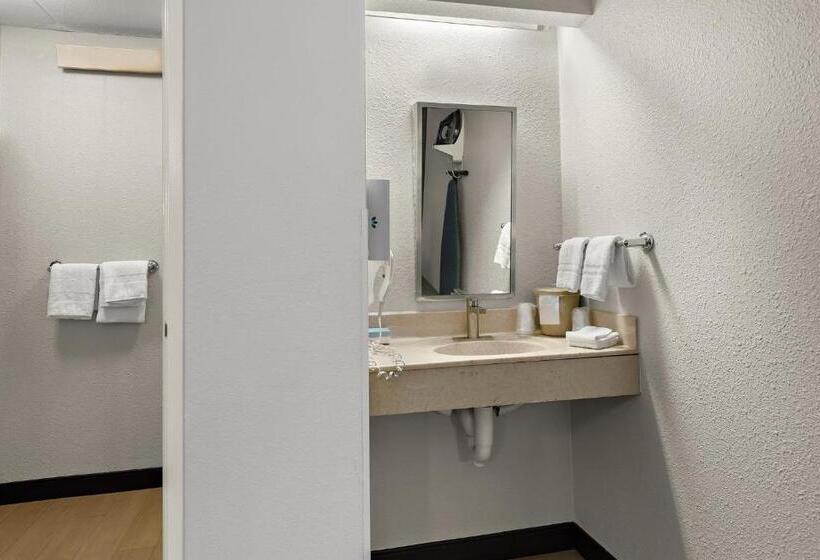 Номер Superior Адаптированный для Инвалидов, Red Roof Inn Cleveland  Westlake