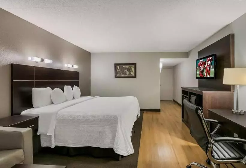 キングサイズベッドのデラックスルーム, Red Roof Inn Plus+ & Suites Knoxville West Cedar Bluff