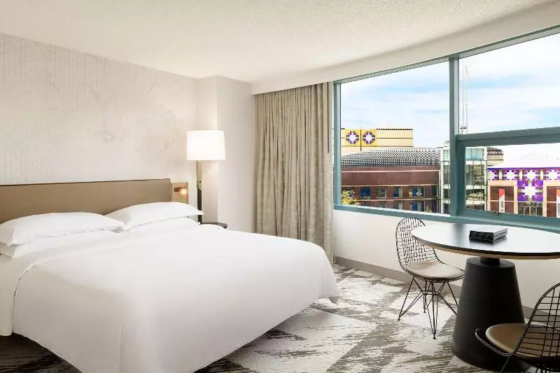 سوئیت جونیور با تخت بزرگ, Sheraton Cerritos