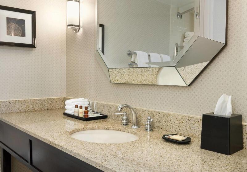 Номер Deluxe Кровать Кинг, Sheraton Charlotte Airport
