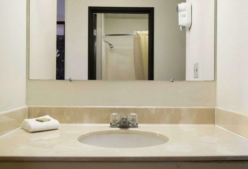 스탠다드 스튜디오, Super 8 By Wyndham Danville