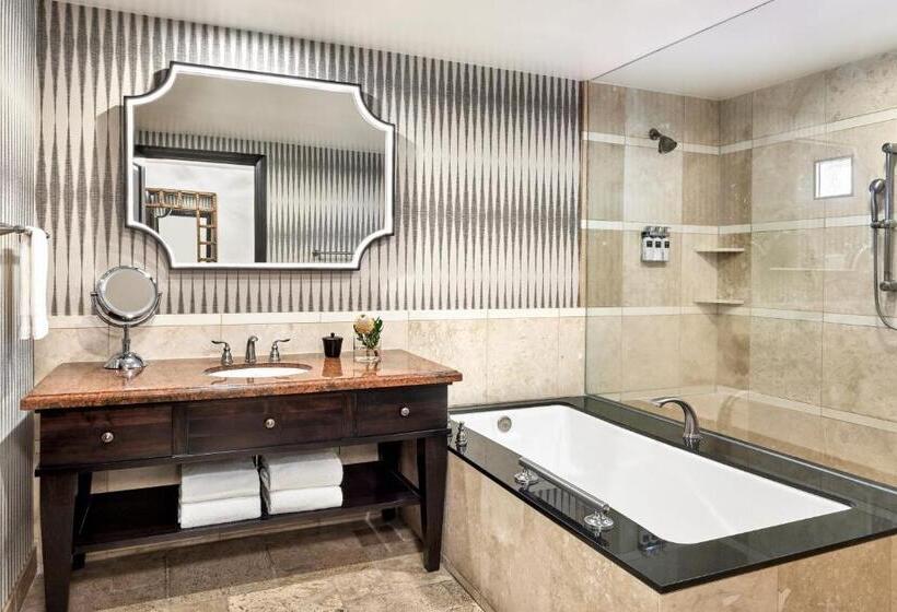 מיטת קינג בסוויטה, Omni Scottsdale Resort & Spa At Montelucia