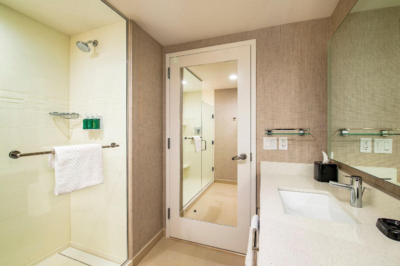 带皇后床的套间, The CoOp at the Med Center