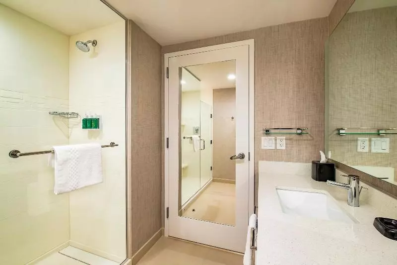 Suite Queen Bed, The CoOp at the Med Center