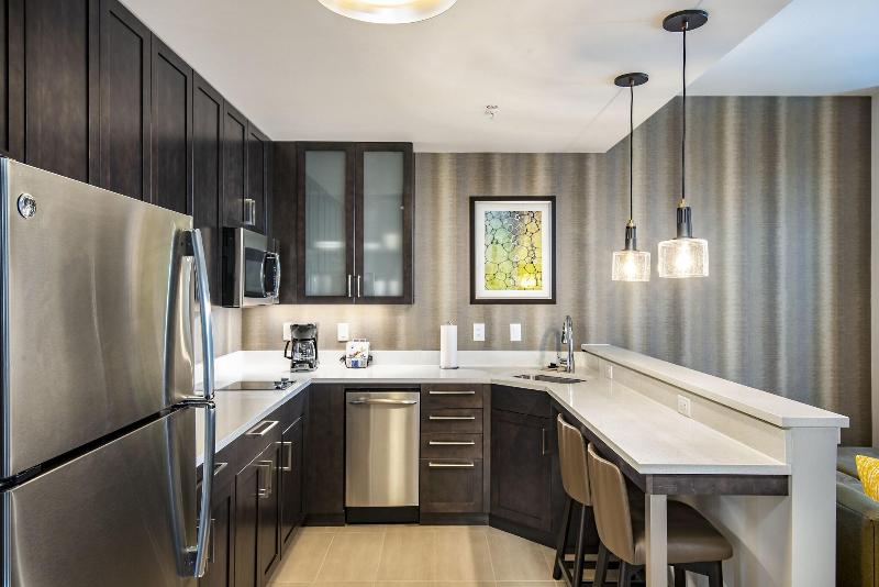 带皇后床的套间, The CoOp at the Med Center