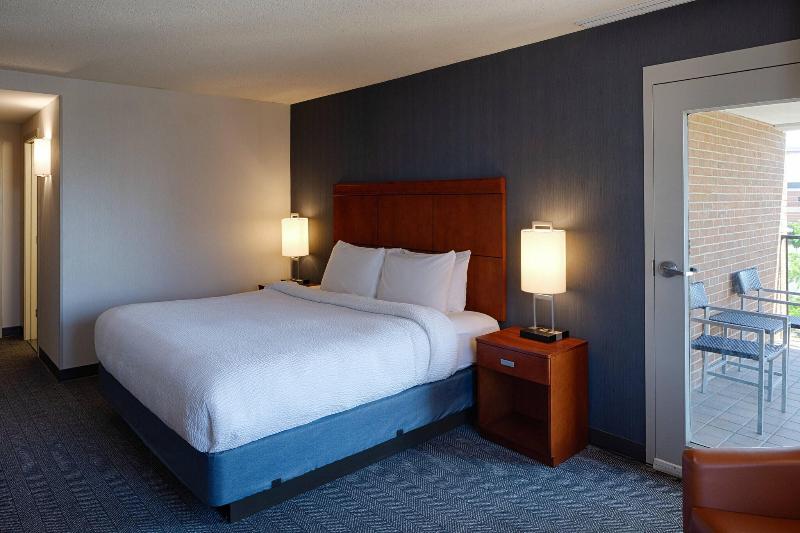 Standard Szoba King Size Bed, Courtyard By Marriott Springfield Downtown