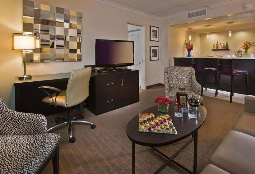 キングサイズベッドのスイートルーム, Crowne Plaza Suffern Mahwah, An Ihg