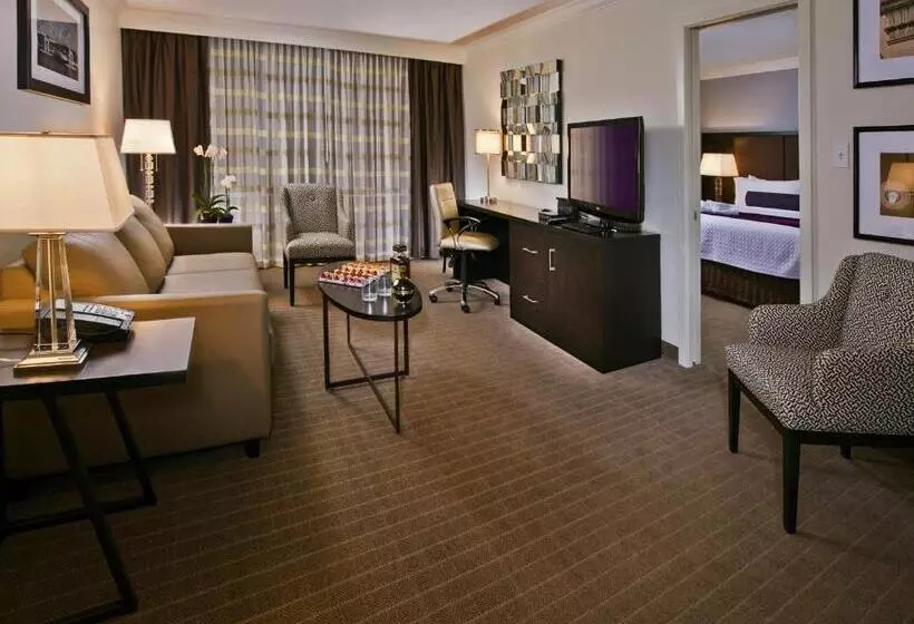 キングサイズベッドのスイートルーム, Crowne Plaza Suffern Mahwah, An Ihg