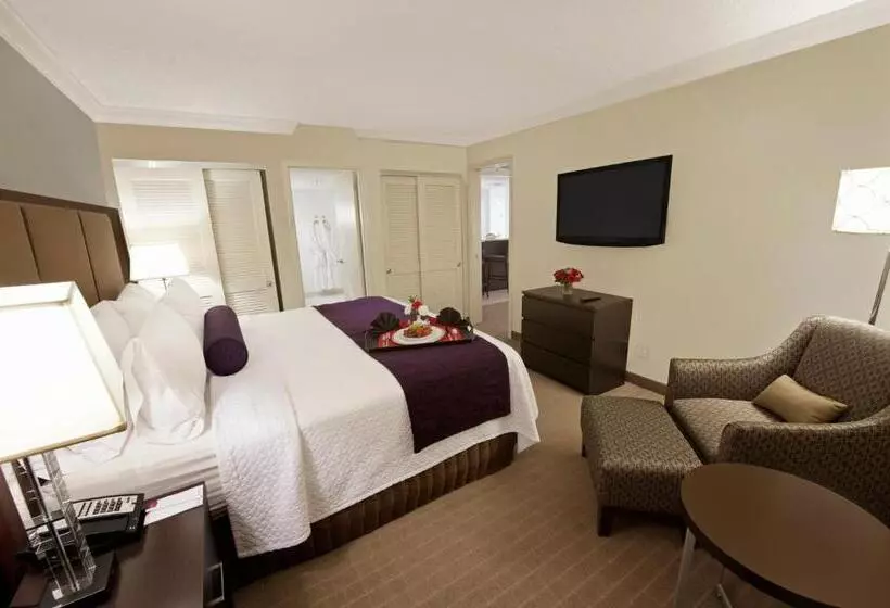 キングサイズベッドのスイートルーム, Crowne Plaza Suffern Mahwah, An Ihg