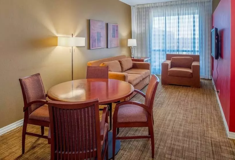 سوییت لوکس, Hilton St. Louis Airport