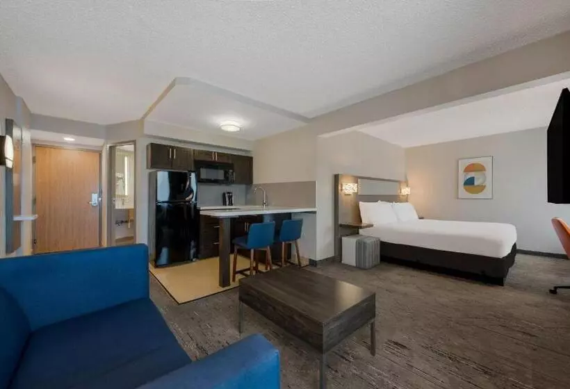 キングサイズベッドのスイートルーム, Holiday Inn Express Hotels  Hampton, An Ihg