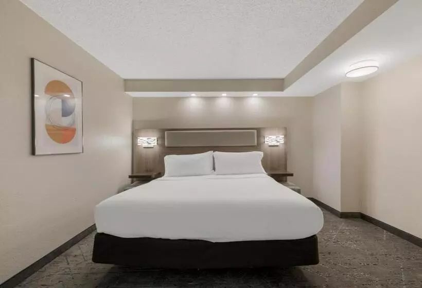 キングサイズベッドのスイートルーム, Holiday Inn Express Hotels  Hampton, An Ihg