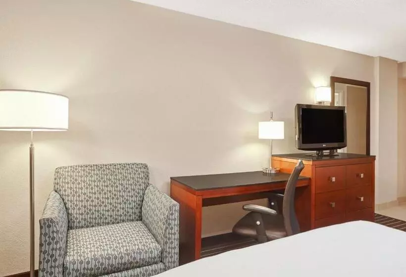 身障者適用キングサイズベッドルーム, Holiday Inn Express Hotels  Hampton, An Ihg