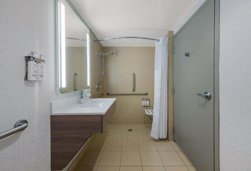 장애인을 위한 스위트, Holiday Inn Express Hotels  Hampton, An Ihg