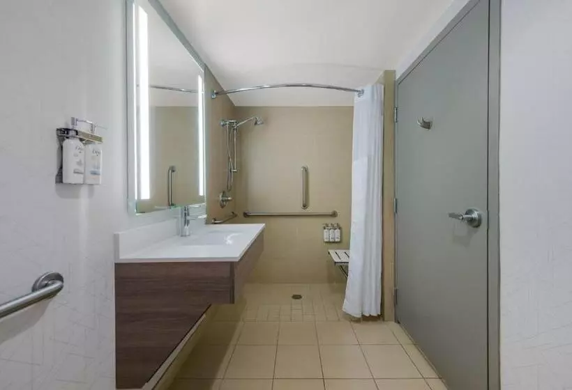 身障者適用スイートルーム, Holiday Inn Express Hotels  Hampton, An Ihg
