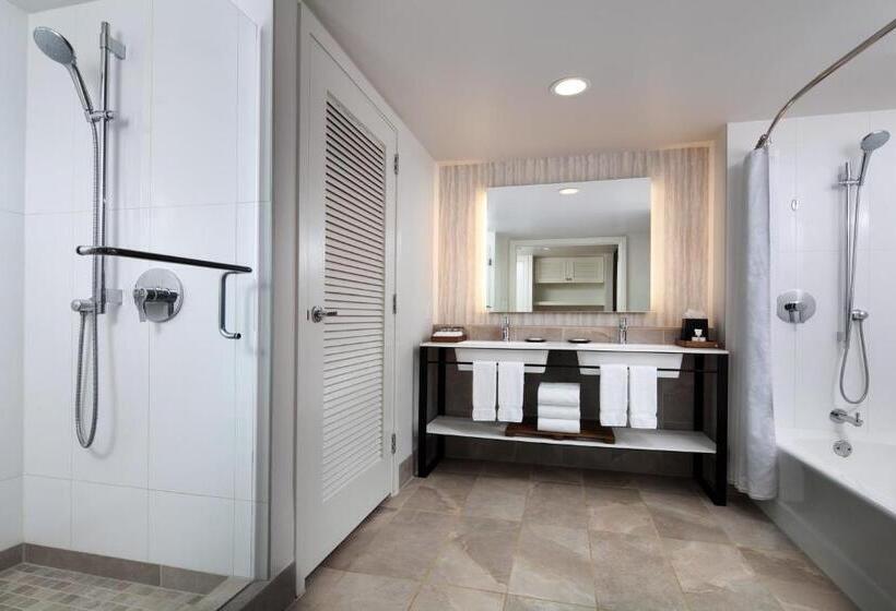 מיטת קינג בסוויטה, Sheraton Maui Resort & Spa