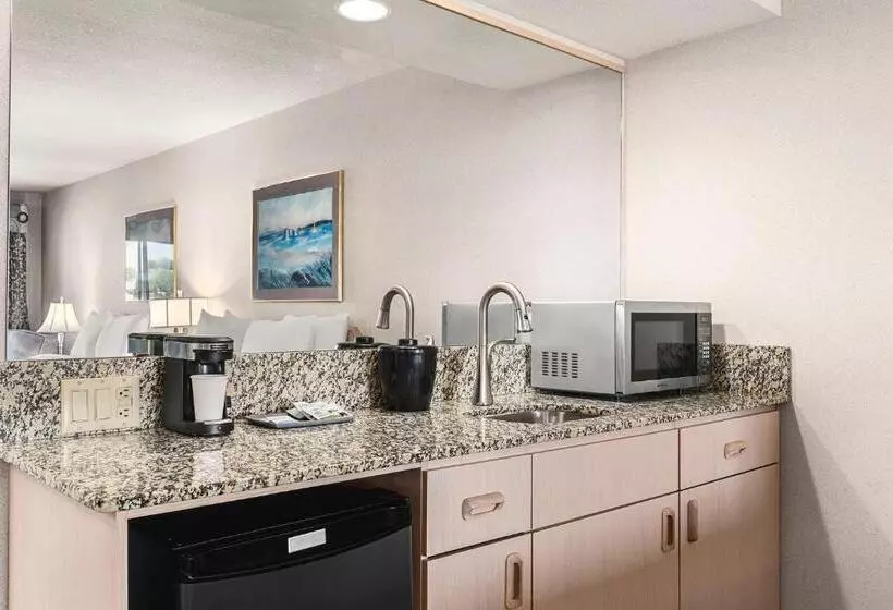 クイーンサイズベッドのスタンダードルーム, Columbia River Hotel, Ascend Hotel Collection
