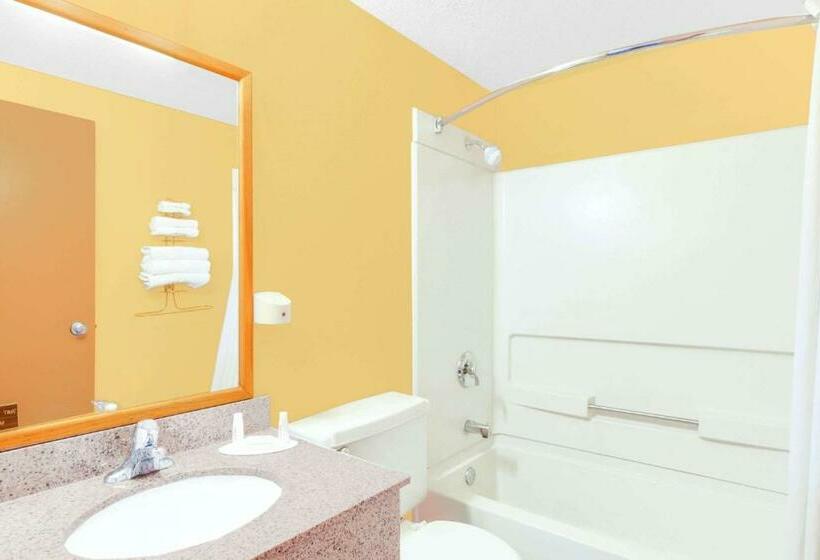 Стандартный Номер Кровать Кинг, Super 8 By Wyndham Mitchell