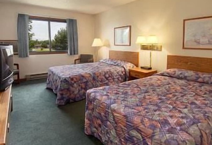 غرفه قياسيه سريرين مزدوجين, Baymont By Wyndham Oshkosh Airport