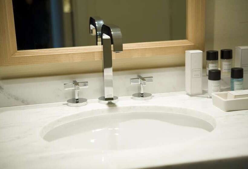 高级大房间, The Colonnade