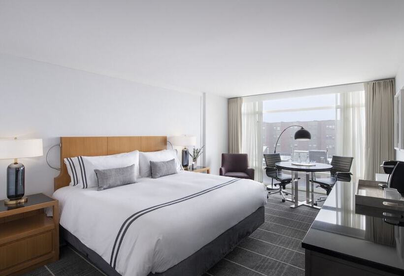 高级大房间, The Colonnade