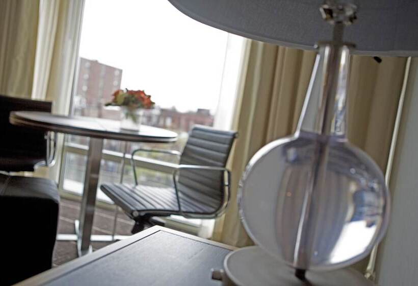 标准间, The Colonnade