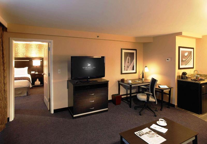 キングサイズベッドのスイートルーム, The Strathallan Rochester Hotel & Spa   Doubletree By Hilton