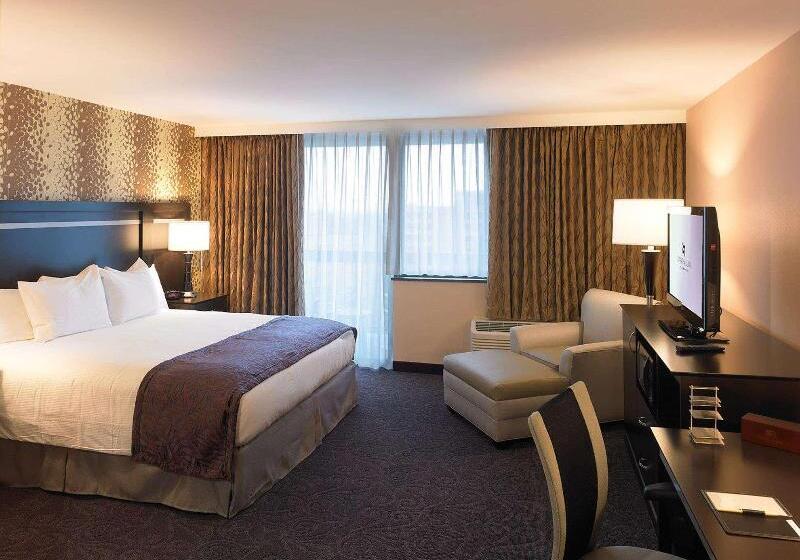 带大床的套房, The Strathallan Rochester Hotel & Spa   Doubletree By Hilton