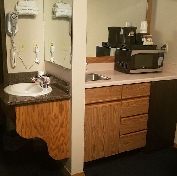 جناح, Super 8 By Wyndham Milbank Sd