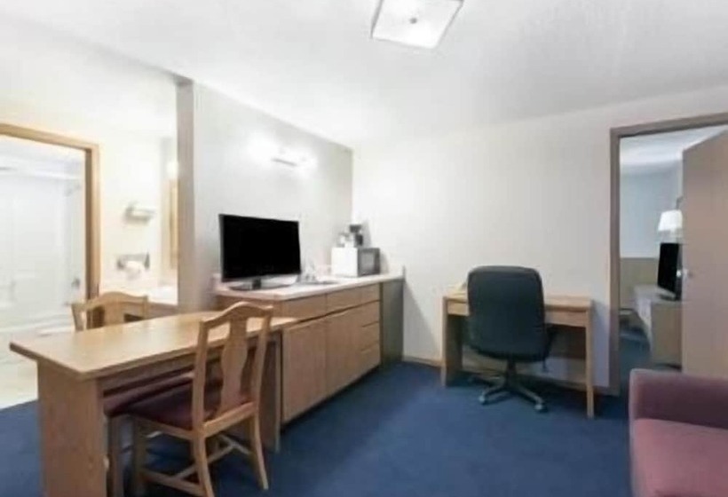 Люкс, Super 8 By Wyndham Milbank Sd