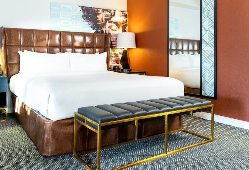 سوییت لوکس, Montrose At Beverly Hills