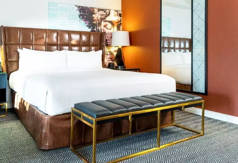 سوییت لوکس, Montrose At Beverly Hills