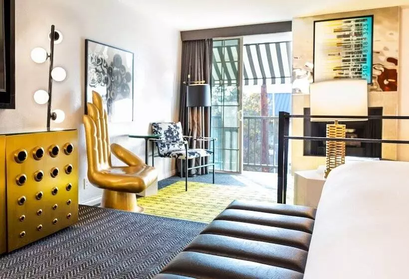 سوییت لوکس, Montrose At Beverly Hills