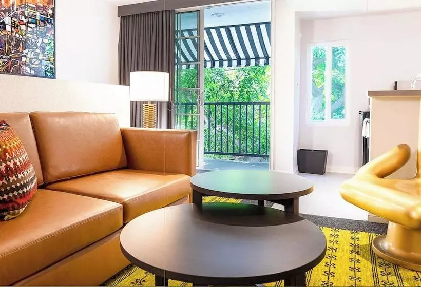 سوئیت برای معلولان, Montrose At Beverly Hills