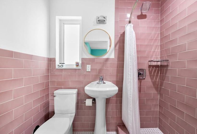 디럭스 룸, The New Yorker Miami