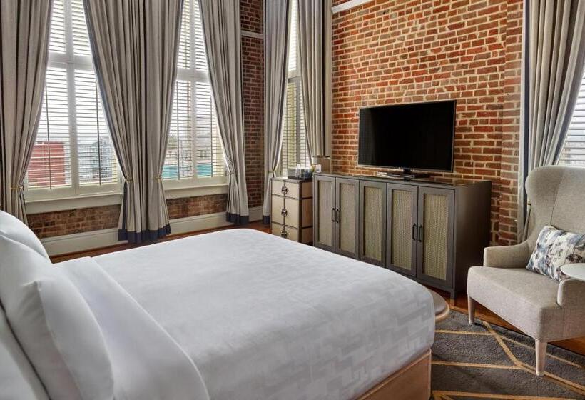 מיטת קינג בסוויטה, The Tremont House, Galveston, A Tribute Portfolio