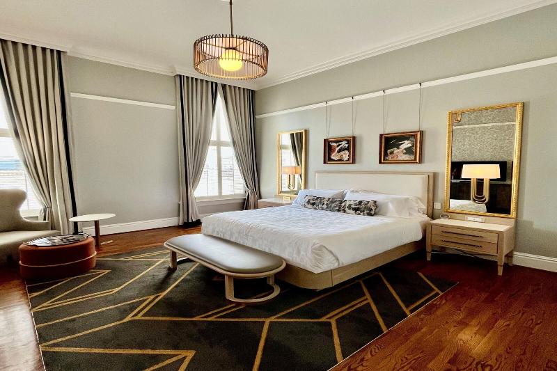 جناح جونيور سرير كينج, The Tremont House, Galveston, A Tribute Portfolio