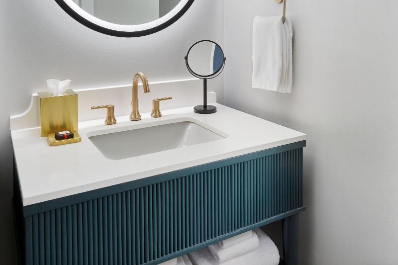 اتاق لوکس با تخت بزرگ, The Tremont House, Galveston, A Tribute Portfolio