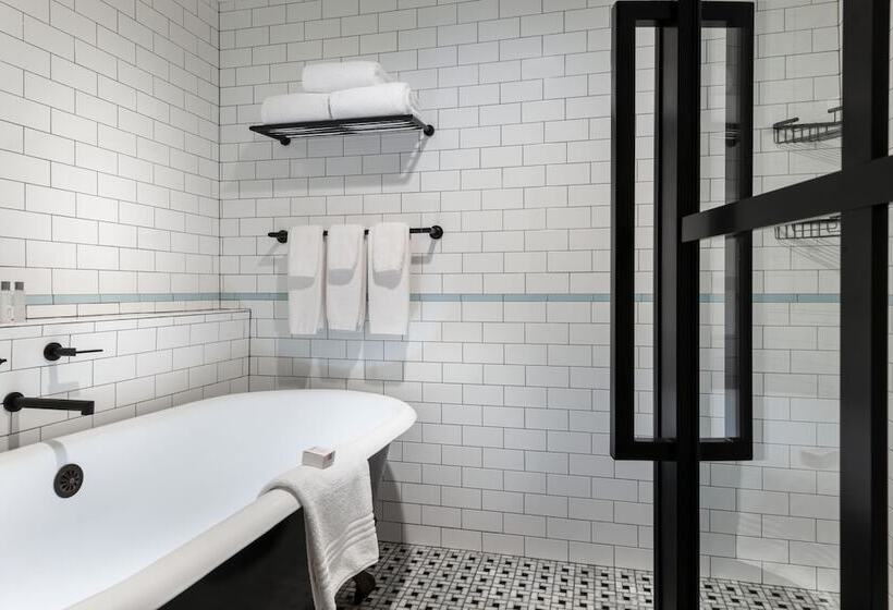 스탠다드 스튜디오 더블 침대, Theodore