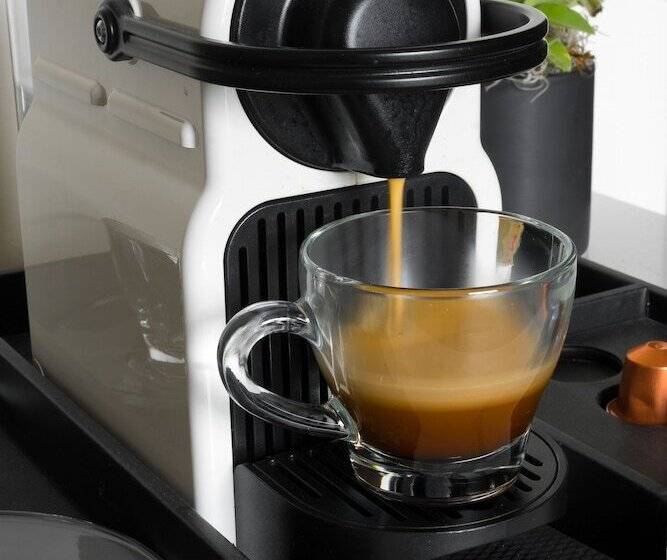 스탠다드 스튜디오 더블 침대, Theodore