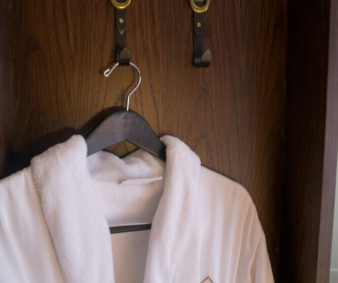 스탠다드 스튜디오 더블 침대, Theodore