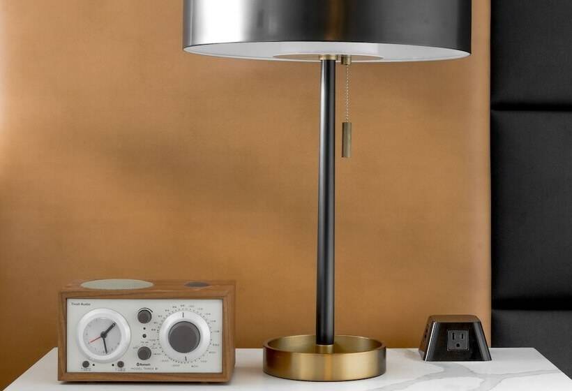 스탠다드 스튜디오 더블 침대, Theodore