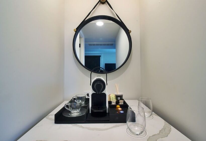 장애인용 디럭스룸, Theodore