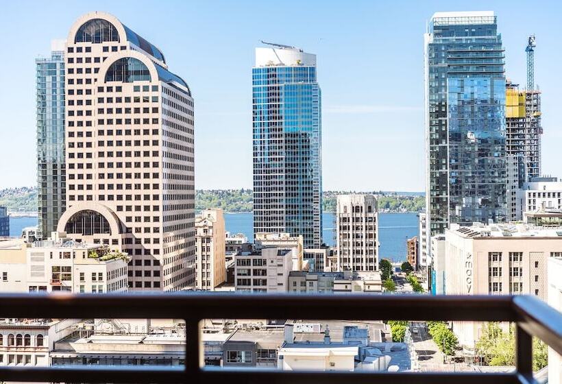 펜트하우스 룸, Theodore