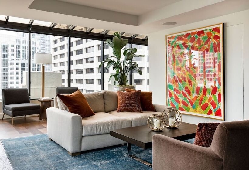 펜트하우스 룸, Theodore