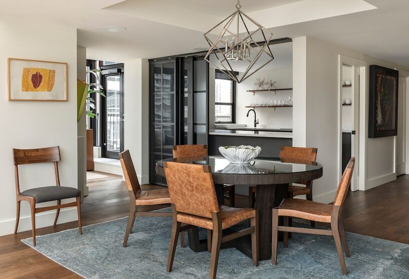 펜트하우스 룸, Theodore